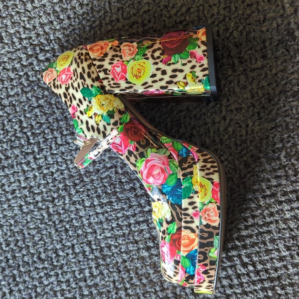 Betsey Johnson Size 9 shoes
